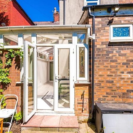 Large 4 Bedroom Home With Free Parking Near Mediacityuk Manchester Luaran gambar