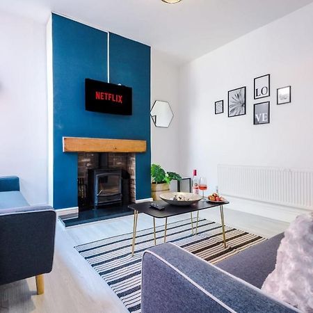 Large 4 Bedroom Home With Free Parking Near Mediacityuk Manchester Luaran gambar