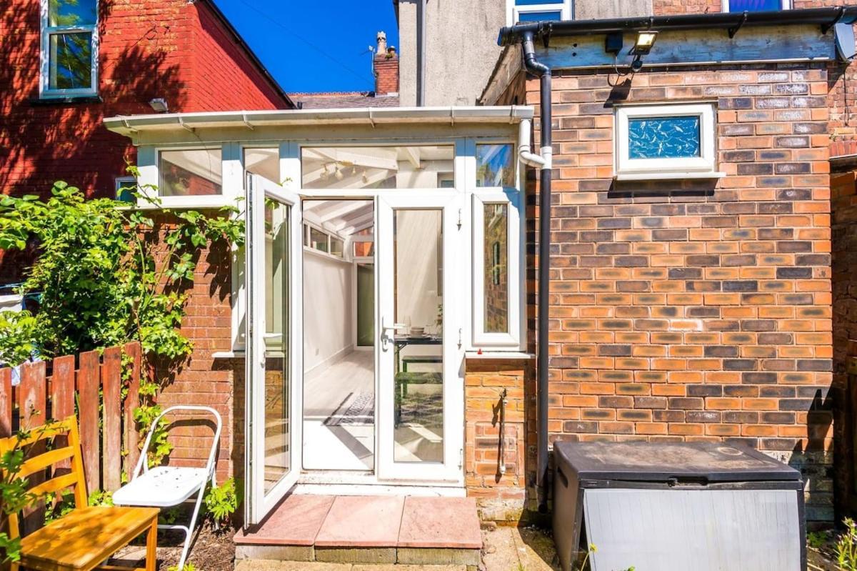 Large 4 Bedroom Home With Free Parking Near Mediacityuk Manchester Luaran gambar
