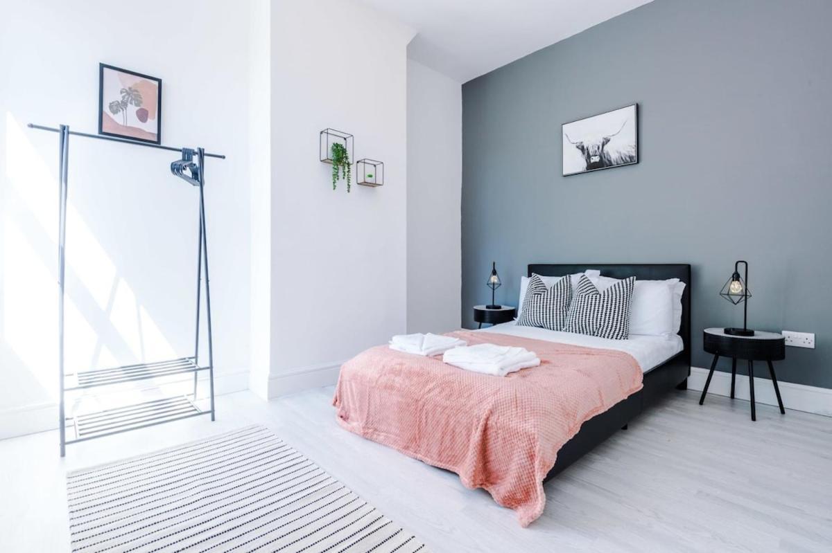 Large 4 Bedroom Home With Free Parking Near Mediacityuk Manchester Luaran gambar