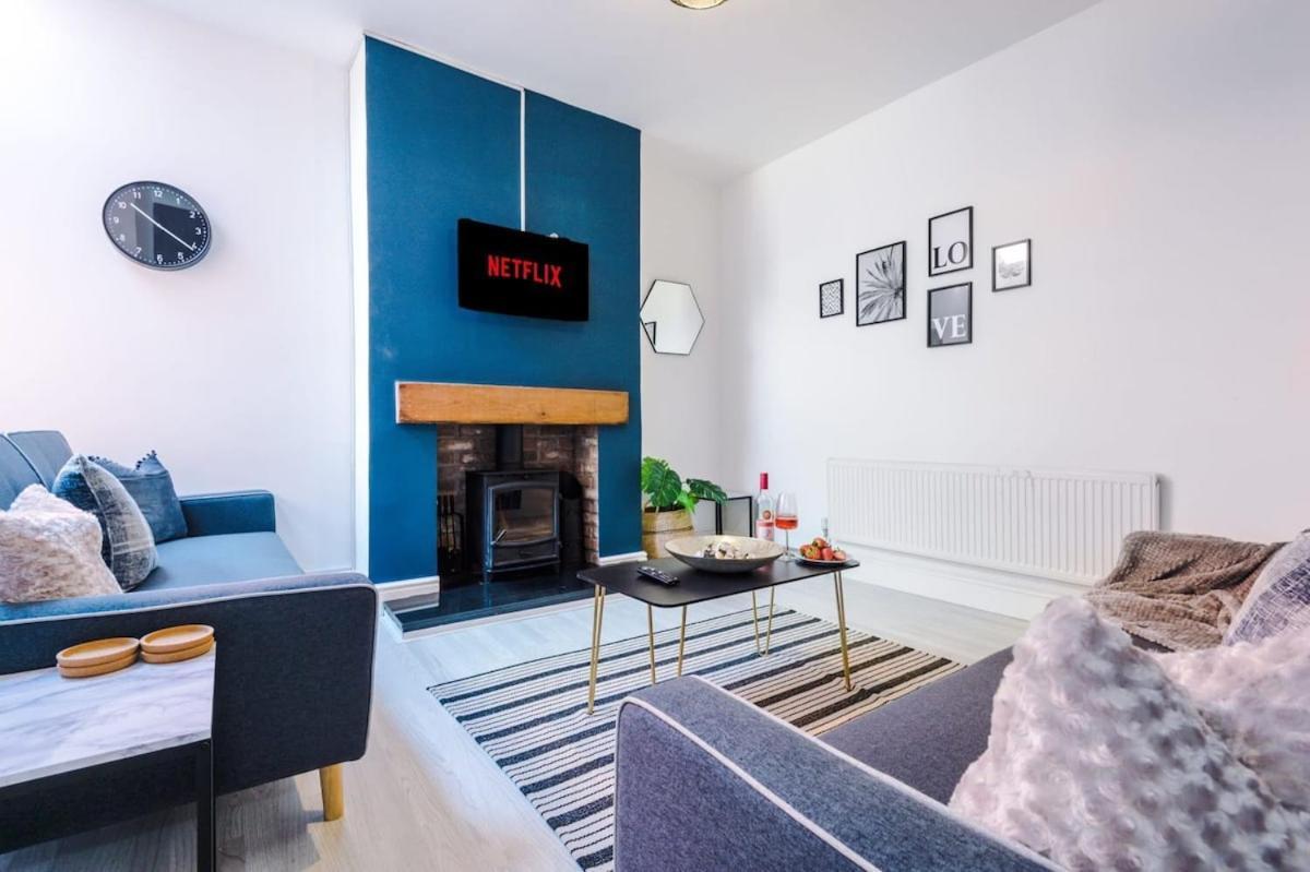 Large 4 Bedroom Home With Free Parking Near Mediacityuk Manchester Luaran gambar
