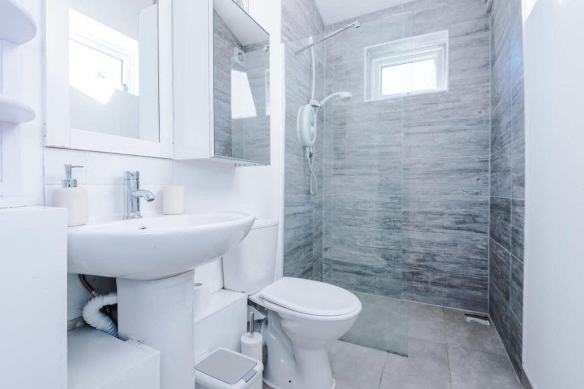 Large 4 Bedroom Home With Free Parking Near Mediacityuk Manchester Luaran gambar