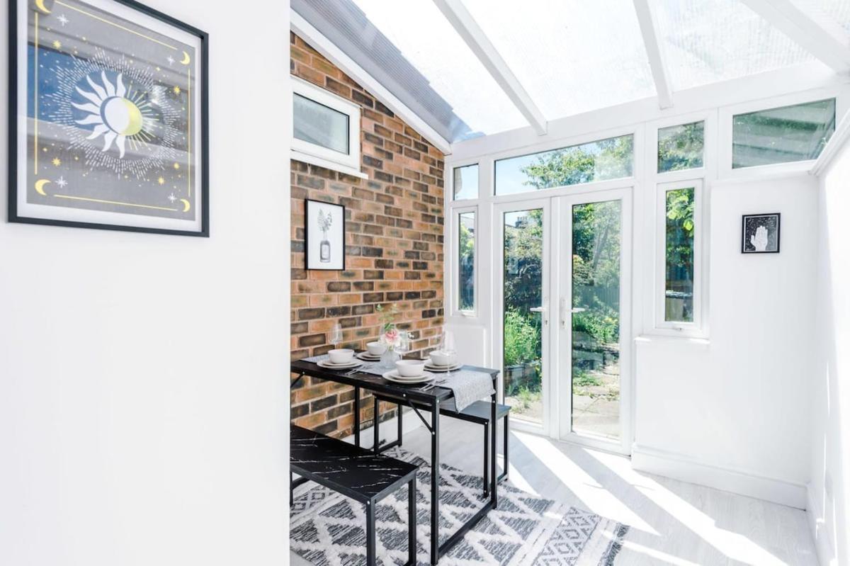 Large 4 Bedroom Home With Free Parking Near Mediacityuk Manchester Luaran gambar