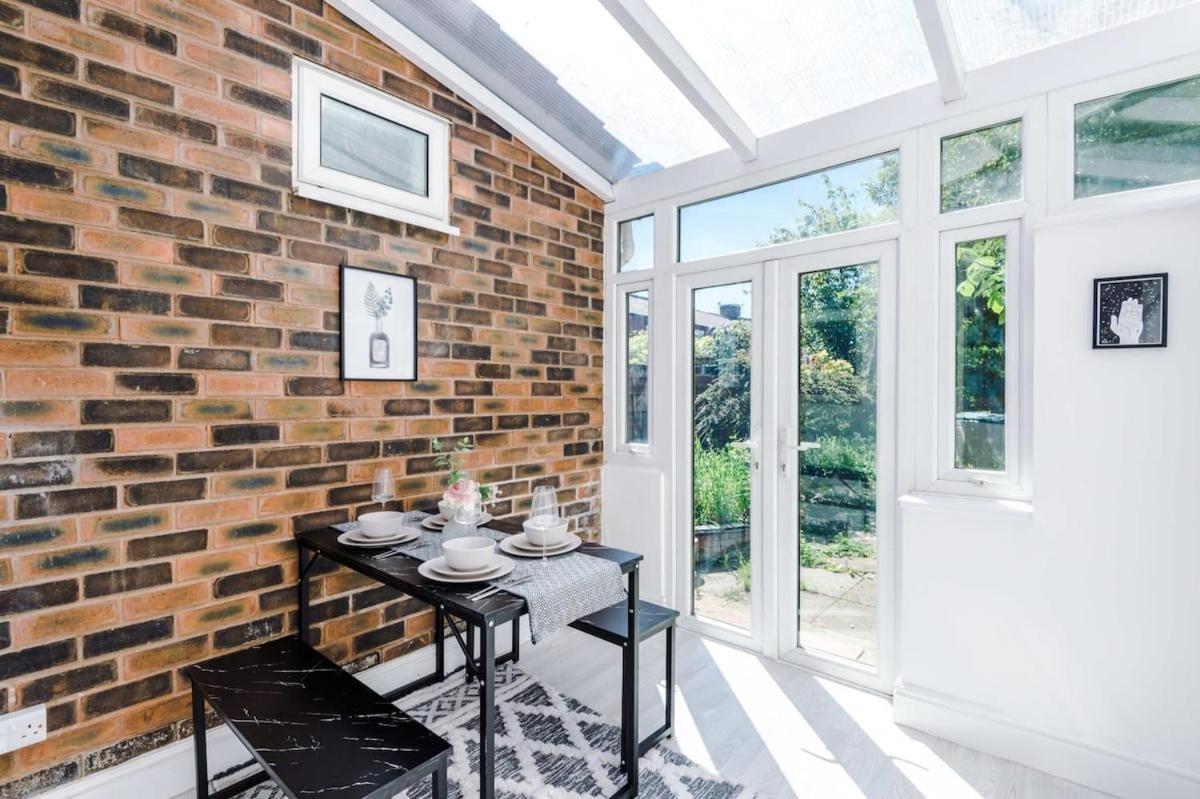 Large 4 Bedroom Home With Free Parking Near Mediacityuk Manchester Luaran gambar